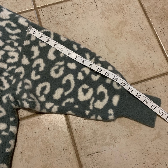 Aerie Oversized Leopard Print Sweater Cozy Soft Knit Sage Green White L/G - Picture 8 of 8